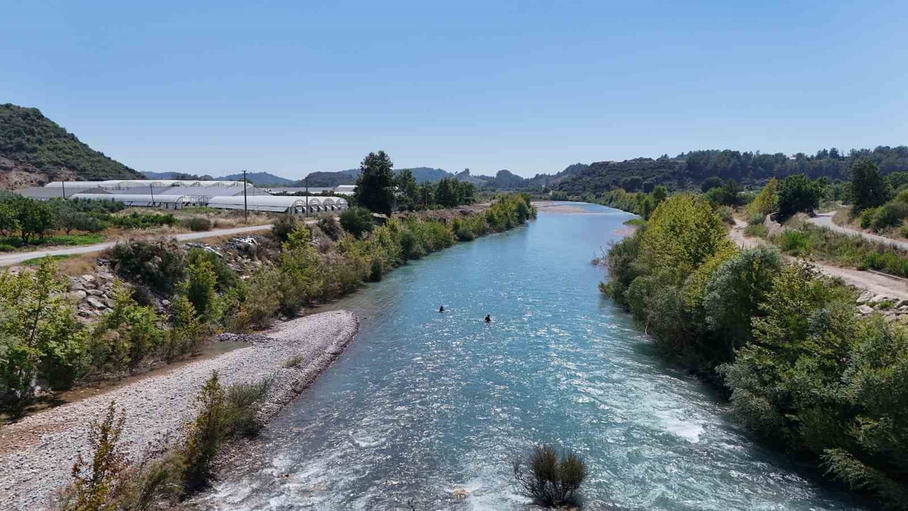 ANTALYA'NIN MANAVGAT İLÇESİ İLE ALANYA SINIRINDA BULUNAN ALARA ÇAYI'NDA AKINTIYA KAPILARAK...