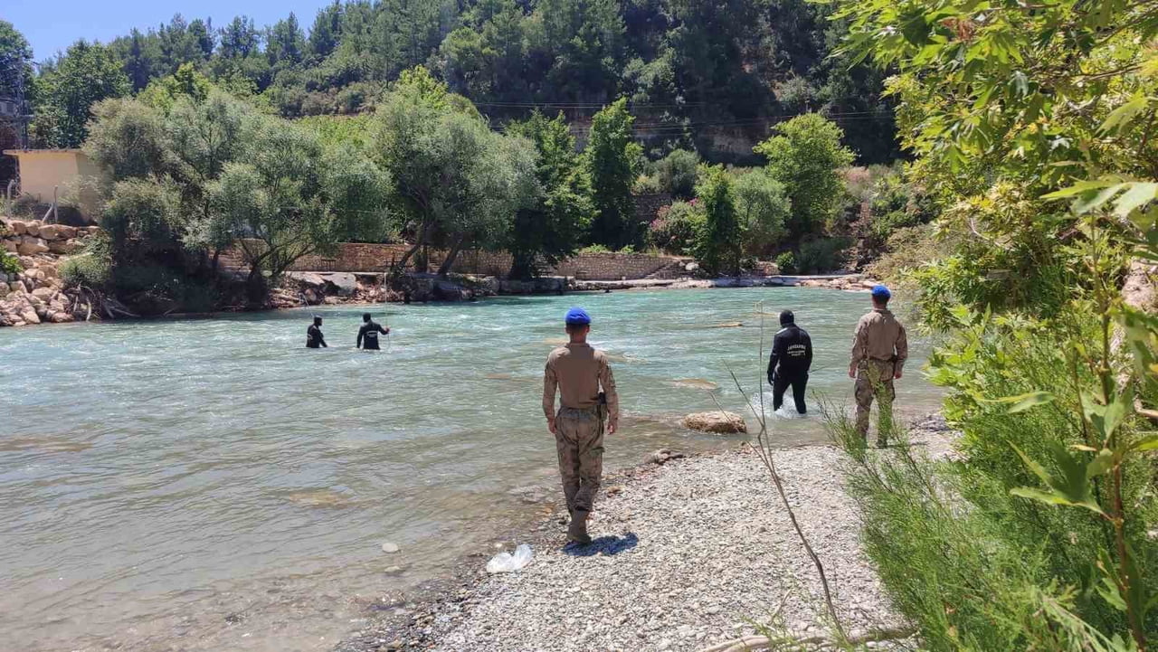 ANTALYA'NIN MANAVGAT İLÇESİNDE ALARA ÇAYI'NDA YÜZMEK İÇİN GİRDİKTEN SONRA KAYBOLAN 25 YAŞINDAKİ...