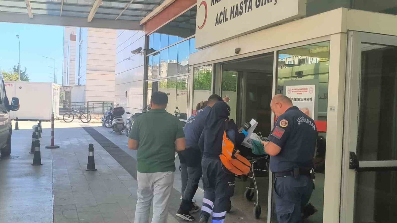 ANTALYA'NIN MANAVGAT İLÇESİNDE ARAÇ İÇERİSİNDE MAHSUR KALAN 15 YAŞINDAKİ GENÇ, AŞIRI SICAKTAN...