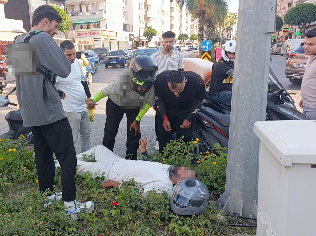 ANTALYA'NIN MANAVGAT İLÇESİNDE AYNI KAVŞAKTA 1 SAAT ARAYLA MEYDANA GELEN İKİ FARKLI TRAFİK...