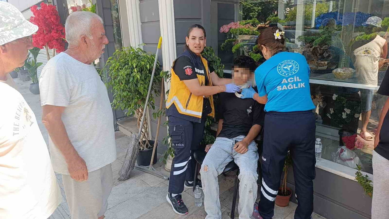 ANTALYA'NIN MANAVGAT İLÇESİNDE AYNI KAVŞAKTA 1 SAAT ARAYLA MEYDANA GELEN İKİ FARKLI TRAFİK...