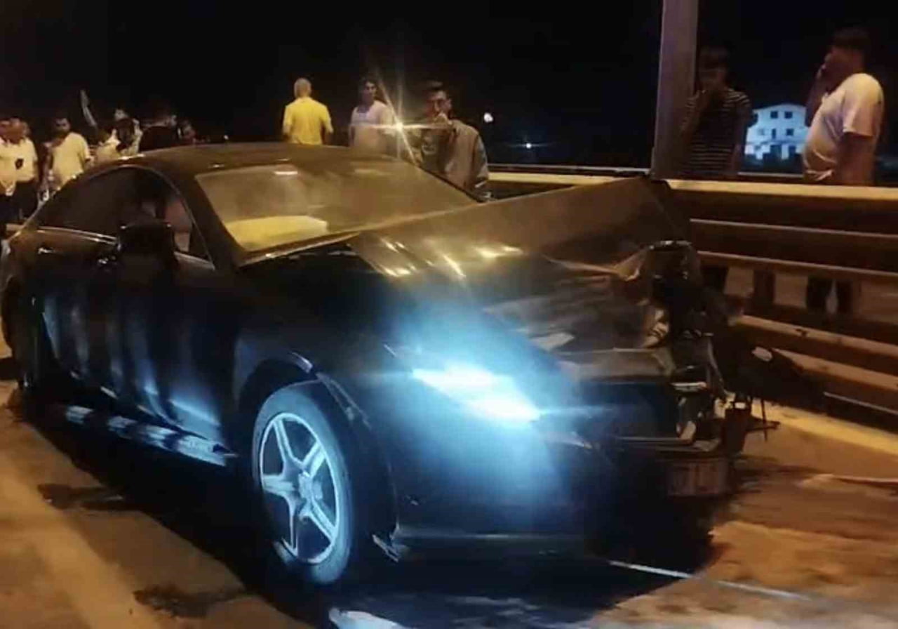 ANTALYA'NIN MANAVGAT İLÇESİNDE D-400 KARA YOLUNA ÇIKAN OTOMOBİL, SÜRÜCÜSÜNÜN DİREKSİYON...
