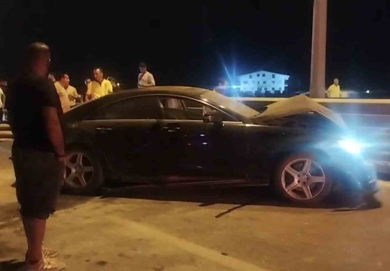 ANTALYA'NIN MANAVGAT İLÇESİNDE D-400 KARA YOLUNA ÇIKAN OTOMOBİL, SÜRÜCÜSÜNÜN DİREKSİYON...