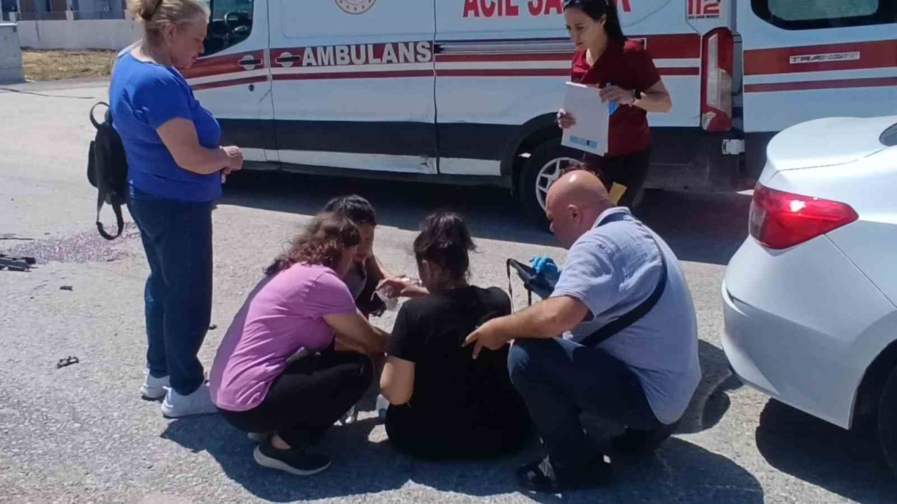 ANTALYA'NIN MANAVGAT İLÇESİNDE KONTROLSÜZ KAVŞAKTA İKİ OTOMOBİLİN ÇARPIŞMASI SONUCU MEYDANA GELEN...
