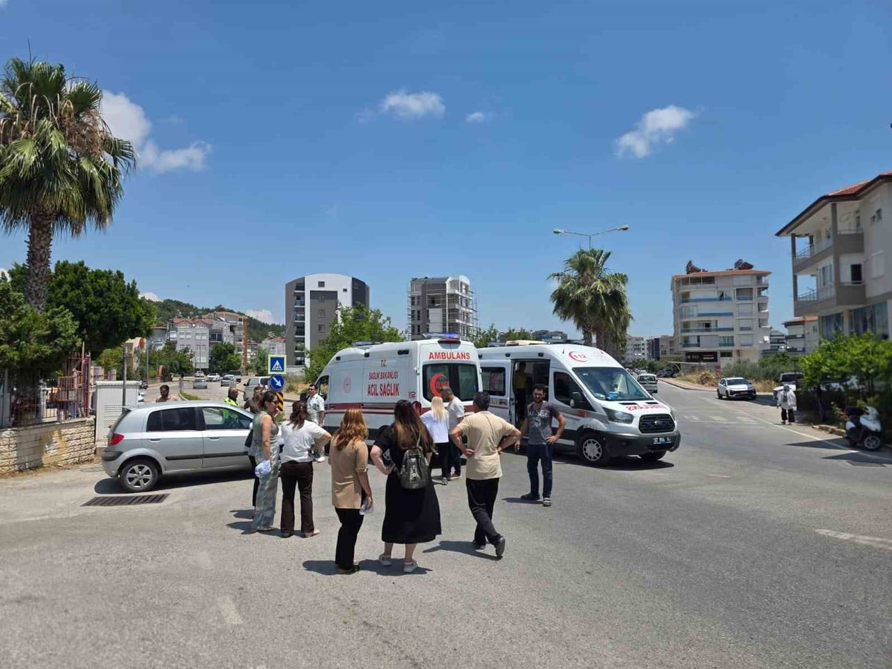 ANTALYA'NIN MANAVGAT İLÇESİNDE MOTOSİKLET İLE OTOMOBİLİN ÇARPIŞMASI SONUCU MEYDANA GELEN KAZADA 2...