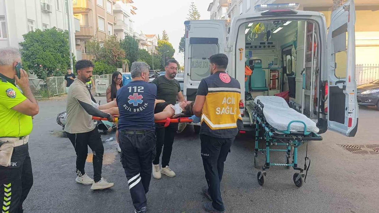 ANTALYA'NIN MANAVGAT İLÇESİNDE MOTOSİKLET İLE OTOMOBİLİN ÇARPIŞMASI SONUCU MEYDANA GELEN TRAFİK...