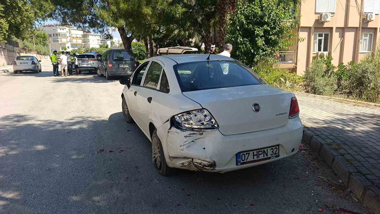 ANTALYA'NIN MANAVGAT İLÇESİNDE SEYİR HALİNDEKİ HAFİF TİCARİ ARACIN PARK HALİNDEKİ OTOMOBİLE...