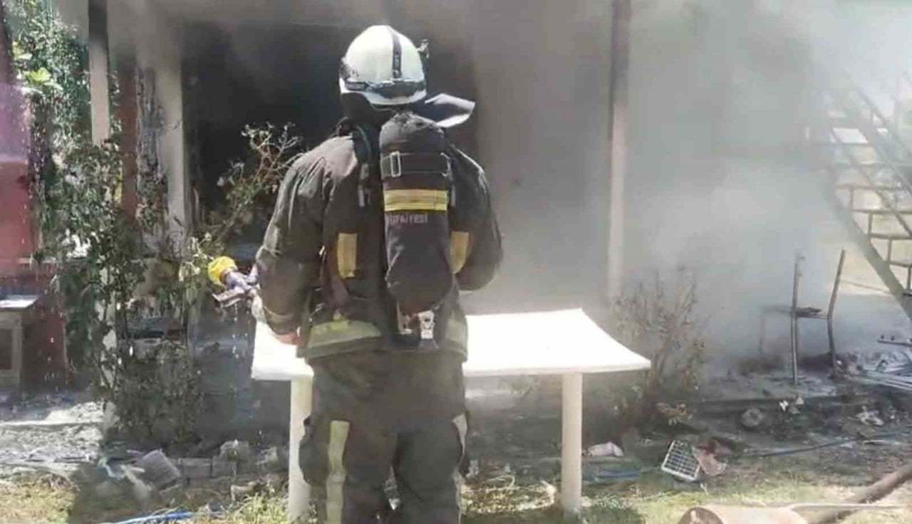 ANTALYA'NIN MANAVGAT İLÇESİNDE TARLA İÇERİSİNDEKİ EVDE ÇIKAN YANGIN İTFAİYENİN MÜDAHALESİYLE...