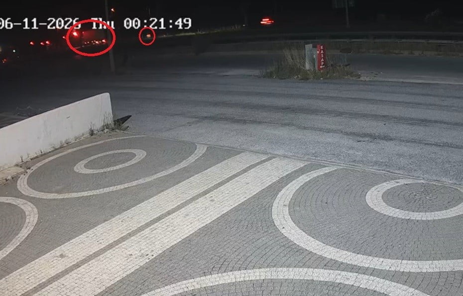 ANTALYA'NIN MANAVGAT İLÇESİNE KIRMIZI IŞIKTA DURAN KAMYONA MOTOSİKLETİN ARKADAN ÇARPMASI SONUCU...