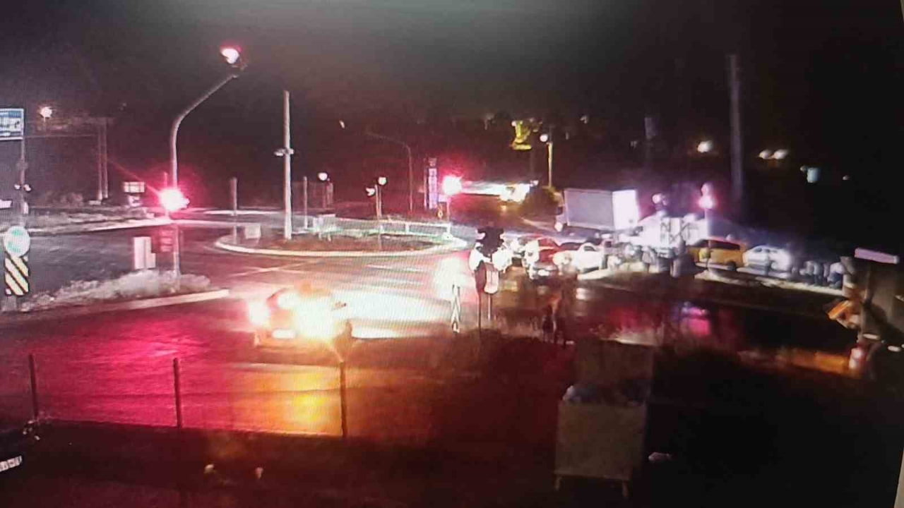 ANTALYA'NIN MANAVGAT İLÇESİNE KIRMIZI IŞIKTA DURAN KAMYONA MOTOSİKLETİN ARKADAN ÇARPMASI SONUCU...