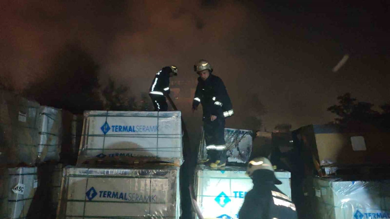 ANTALYA'NIN MURATPAŞA İLÇESİNDE SERAMİK PARÇALARI SATILAN BİR İŞ YERİNDE ÇIKAN KÜÇÜK ÇAPLI YANGIN...