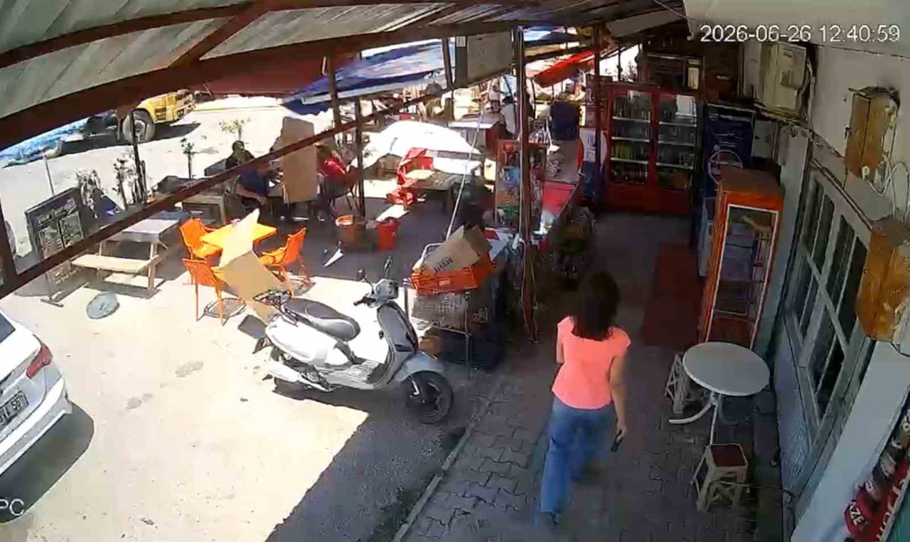 ANTALYA'NIN SERİK İLÇESİNDE ANİDEN ÇIKAN HORTUM, İŞ YERİNİN TENTESİNİ VE ŞEMSİYELERİNİ...