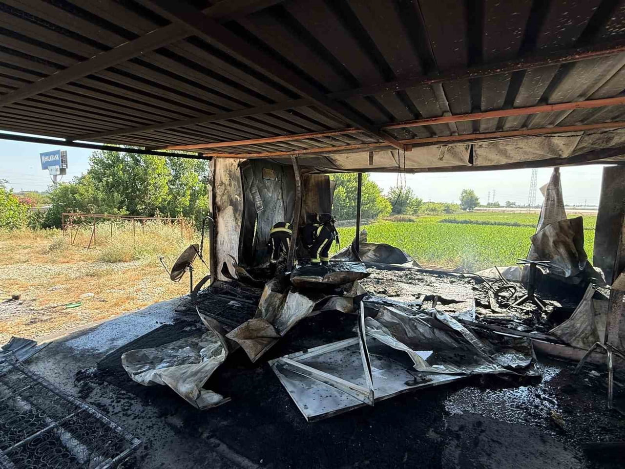 ANTALYA'NIN SERİK İLÇESİNDE D-400 KARAYOLU ÜZERİNDE İKAMETTE BULUNAN KONTEYNER, ÇIKAN YANGIN...