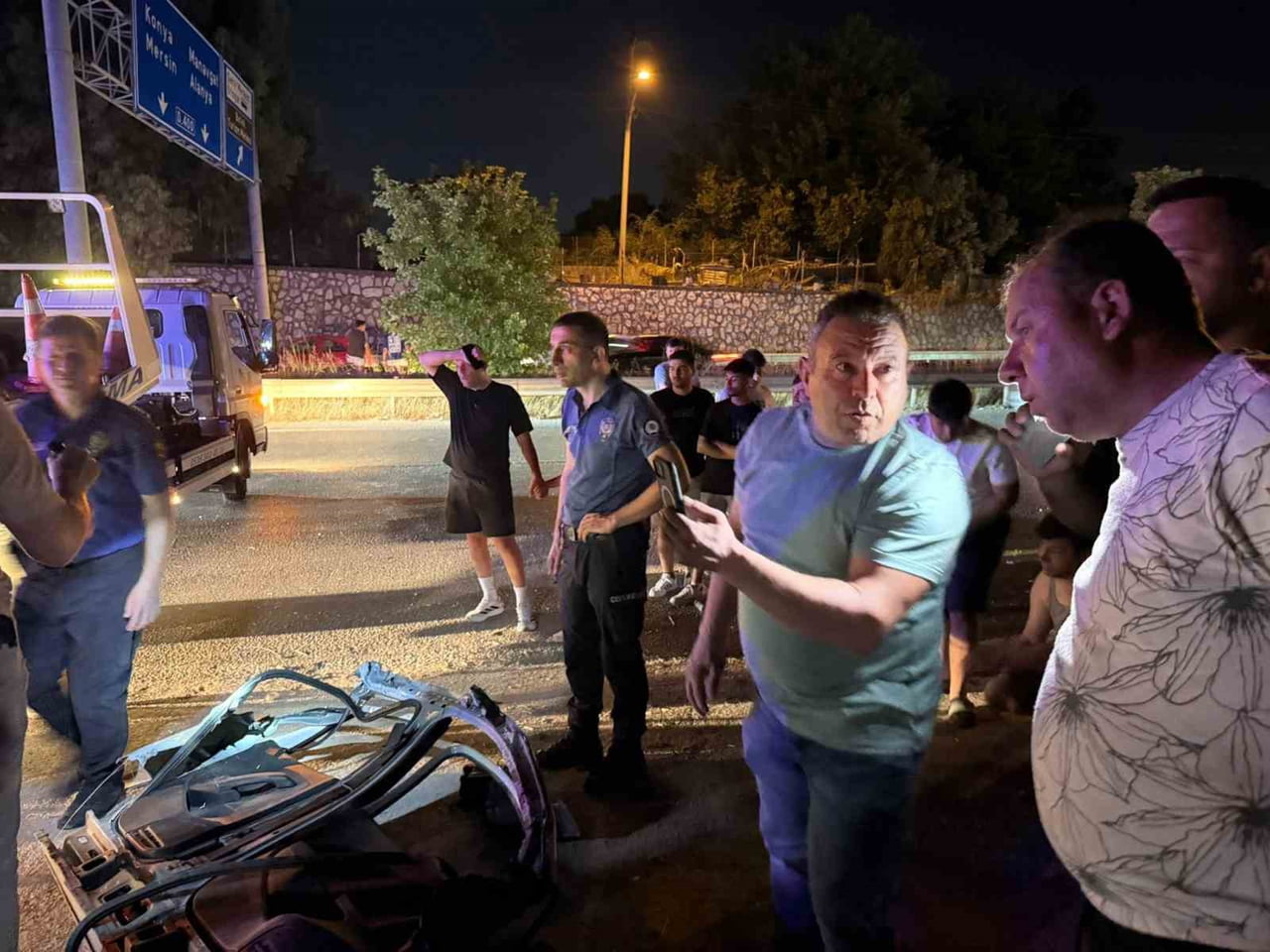 ANTALYA'NIN SERİK İLÇESİNDE D-400 KARAYOLU ÜZERİNDE KONTROLDEN ÇIKAN OTOMOBİLİN ELEKTRİK DİREĞİNE...
