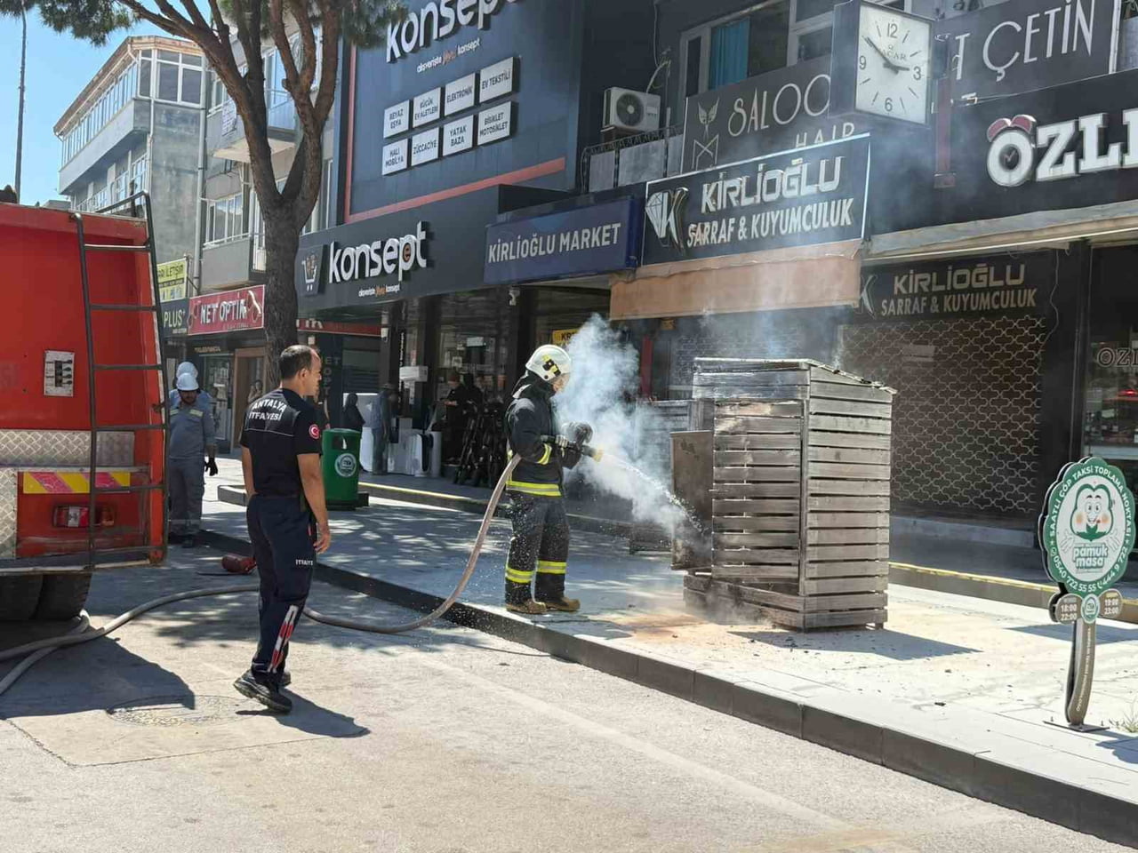 ANTALYA'NIN SERİK İLÇESİNDE KALDIRIM ÜZERİNDE BULUNAN ELEKTRİK TRAFOSUNDA ÇIKAN YANGIN PANİĞE...