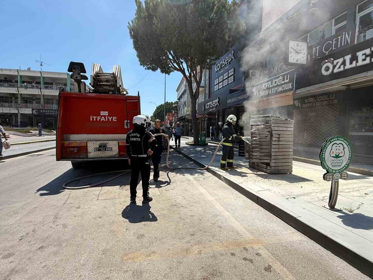 ANTALYA'NIN SERİK İLÇESİNDE KALDIRIM ÜZERİNDE BULUNAN ELEKTRİK TRAFOSUNDA ÇIKAN YANGIN PANİĞE...