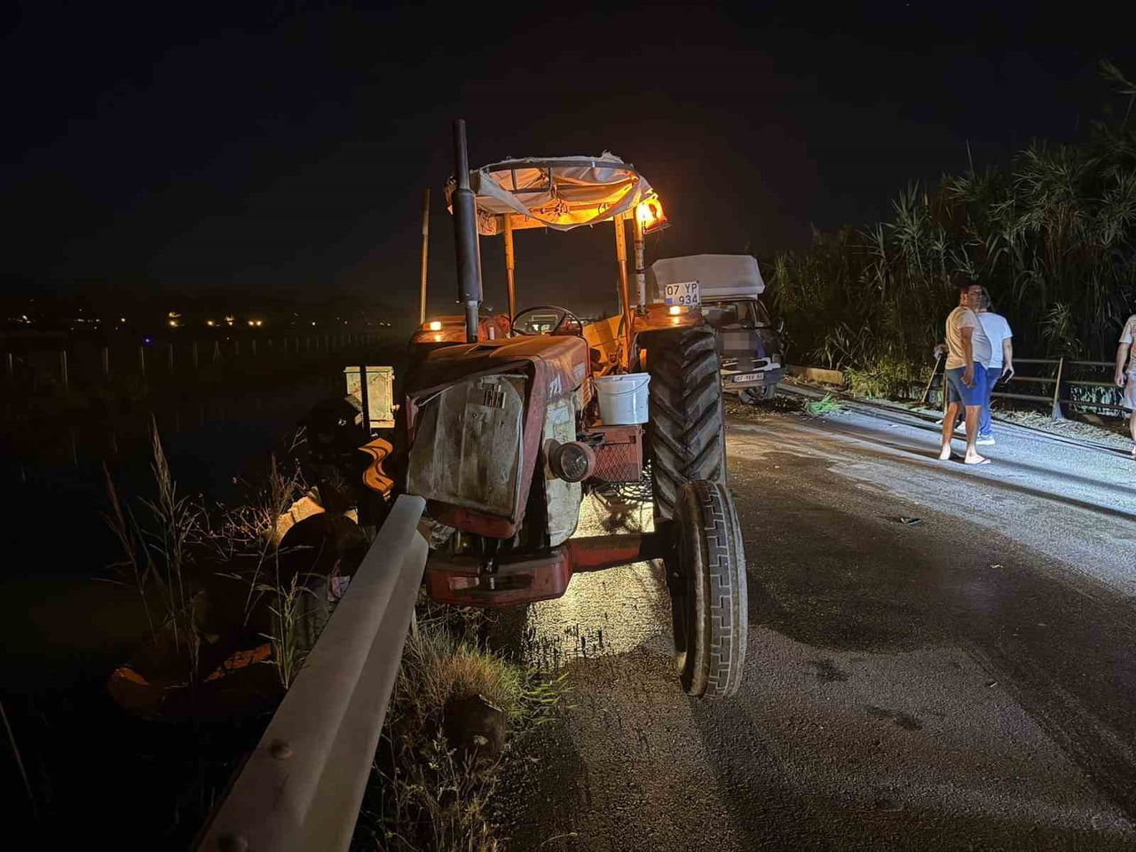 ANTALYA'NIN SERİK İLÇESİNDE KAMYONET, TRAKTÖR VE OTOMOBİLİN KARIŞTIĞI ZİNCİRLEME TRAFİK KAZASINDA...