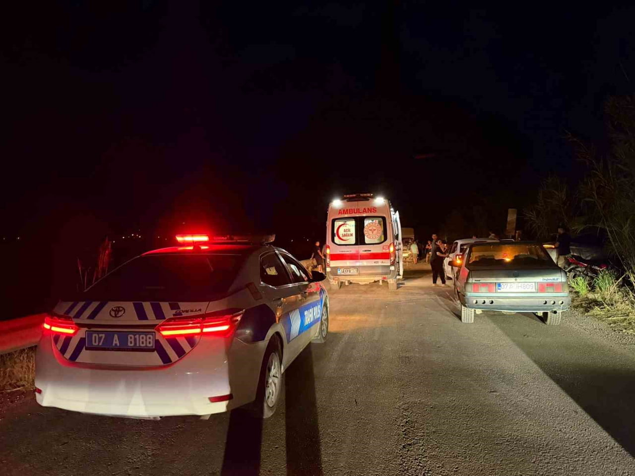 ANTALYA'NIN SERİK İLÇESİNDE KAMYONET, TRAKTÖR VE OTOMOBİLİN KARIŞTIĞI ZİNCİRLEME TRAFİK KAZASINDA...