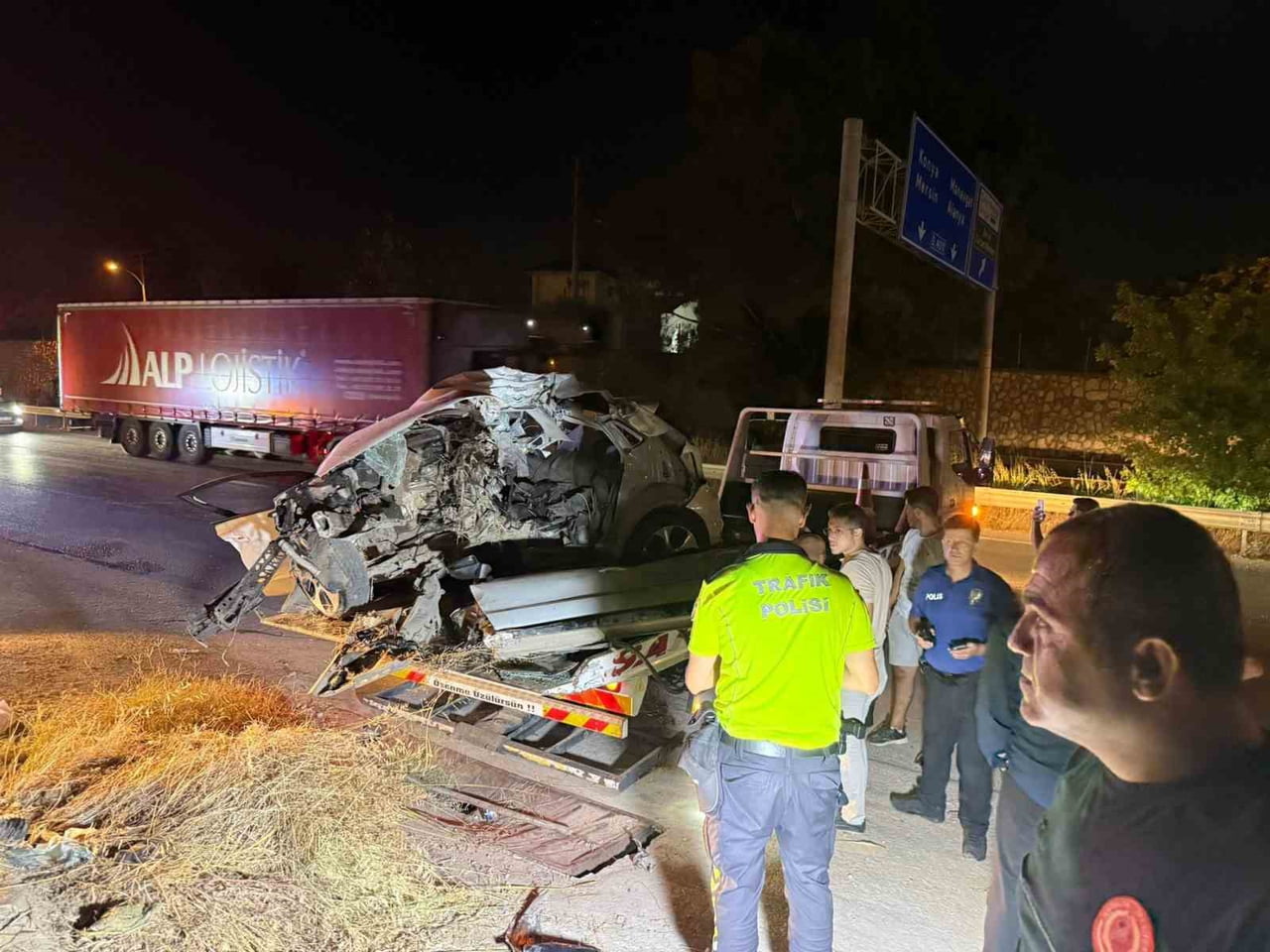 ANTALYA'NIN SERİK İLÇESİNDE, KONTROLDEN ÇIKAN OTOMOBİLİN AYDINLATMA DİREĞİNE ÇARPMASI SONUCU...