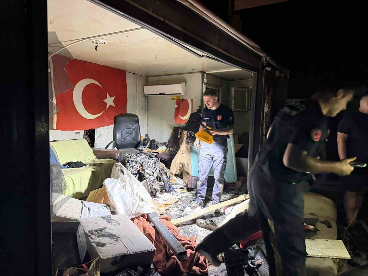 ANTALYA'NIN SERİK İLÇESİNDE, KONTROLDEN ÇIKAN OTOMOBİLİN AYDINLATMA DİREĞİNE ÇARPMASI SONUCU...
