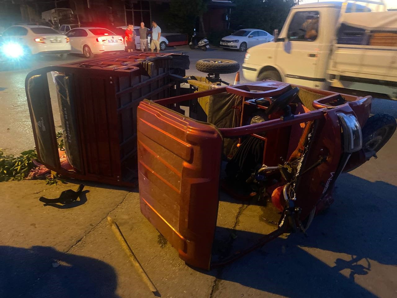 ANTALYA'NIN SERİK İLÇESİNDE OTOMOBİL İLE ELEKTRİKLİ 3 TEKERLEKLİ KASALI MOTOSİKLETİN ÇARPIŞMASI...