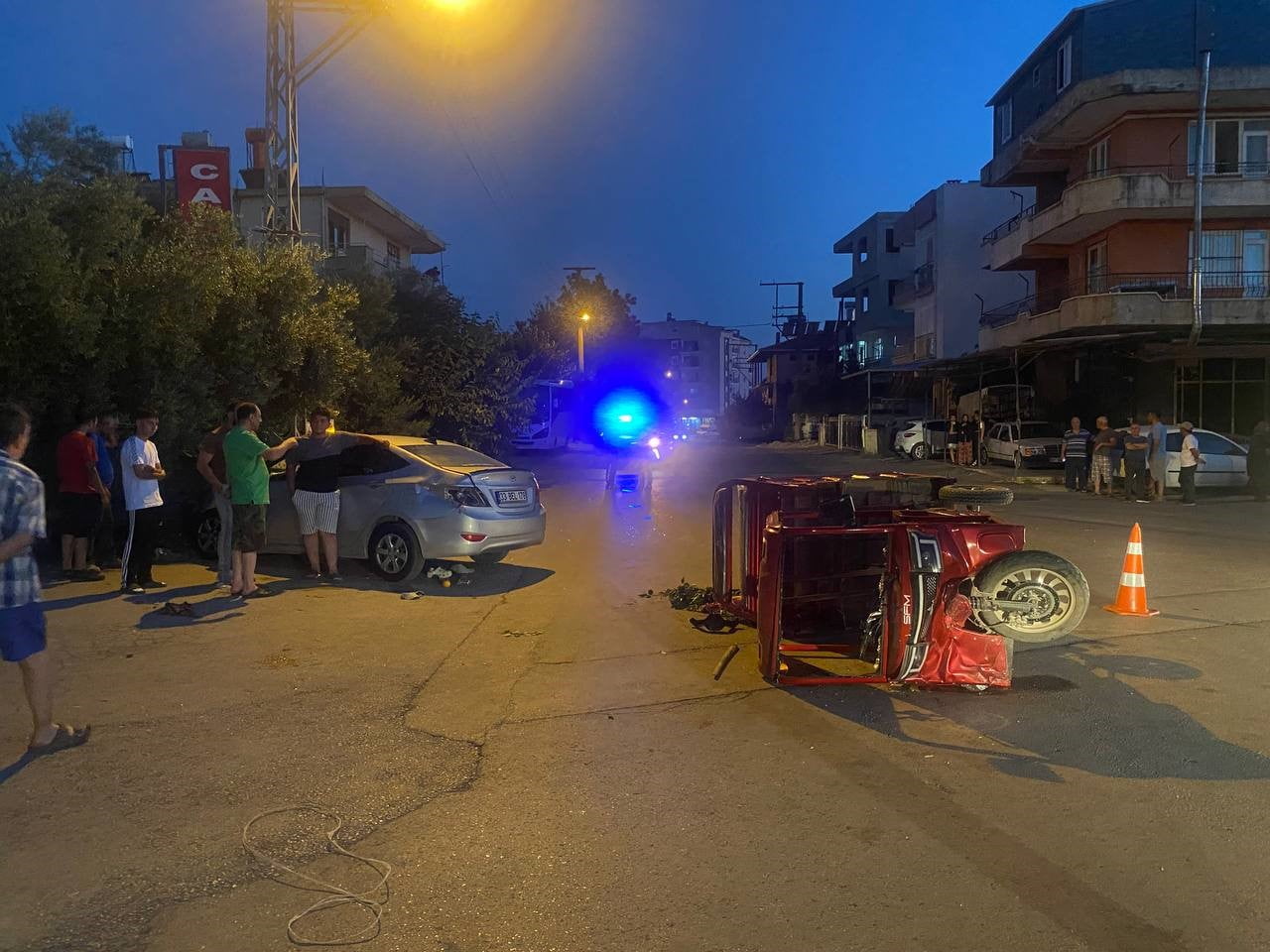 ANTALYA'NIN SERİK İLÇESİNDE OTOMOBİL İLE ELEKTRİKLİ 3 TEKERLEKLİ KASALI MOTOSİKLETİN ÇARPIŞMASI...