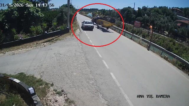 ANTALYA'NIN SERİK İLÇESİNDE OTOMOBİL İLE İKİ MOTOSİKLETİN KARIŞTIĞI TRAFİK KAZASINDA 3 KİŞİ...