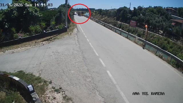 ANTALYA'NIN SERİK İLÇESİNDE OTOMOBİL İLE İKİ MOTOSİKLETİN KARIŞTIĞI TRAFİK KAZASINDA 3 KİŞİ...