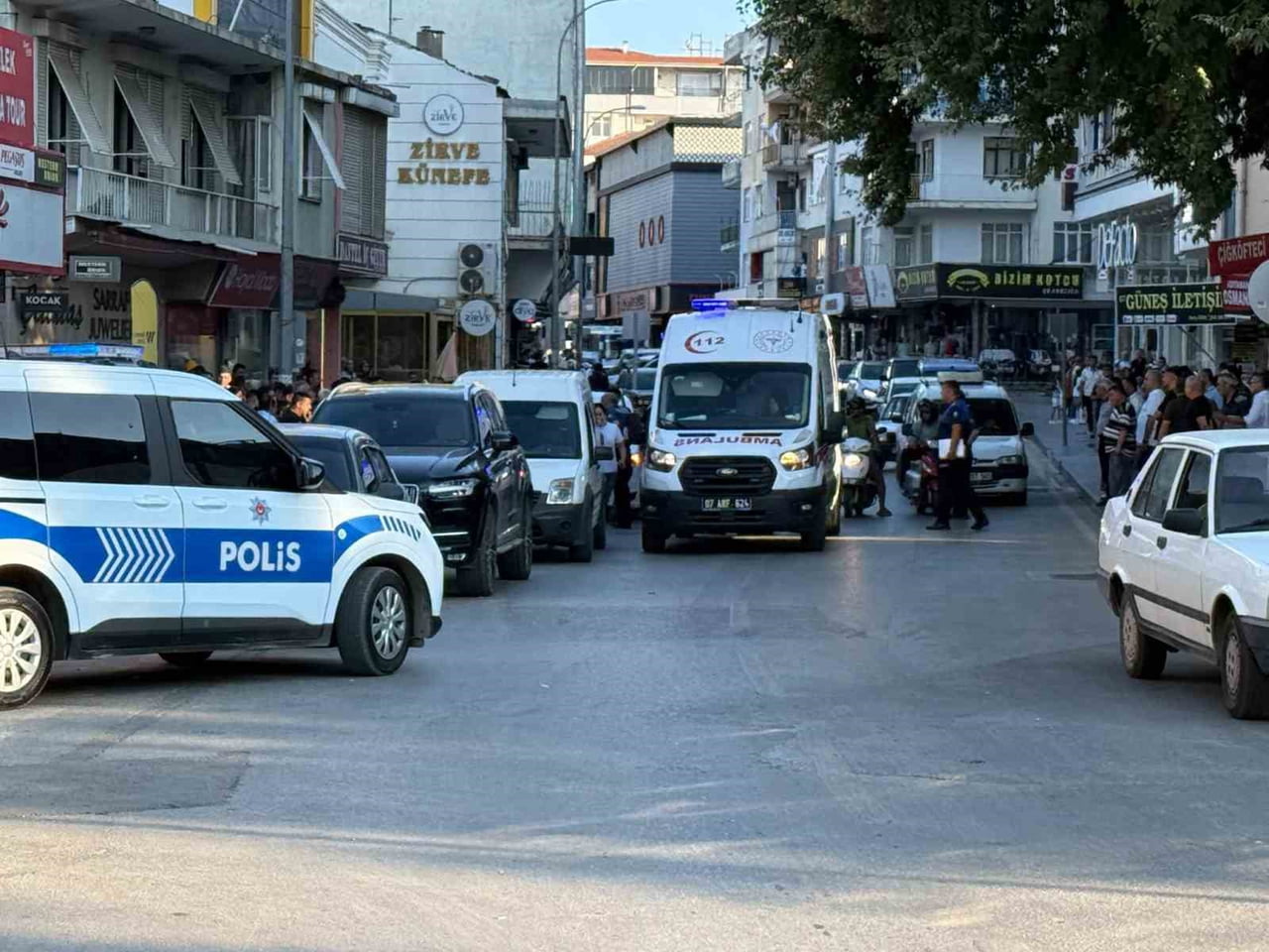 ANTALYA'NIN SERİK İLÇESİNDE PASTANEDEN ALDIĞI DOĞUM GÜNÜ PASTASIYLA ARACINA GİTTİĞİ SIRADA...