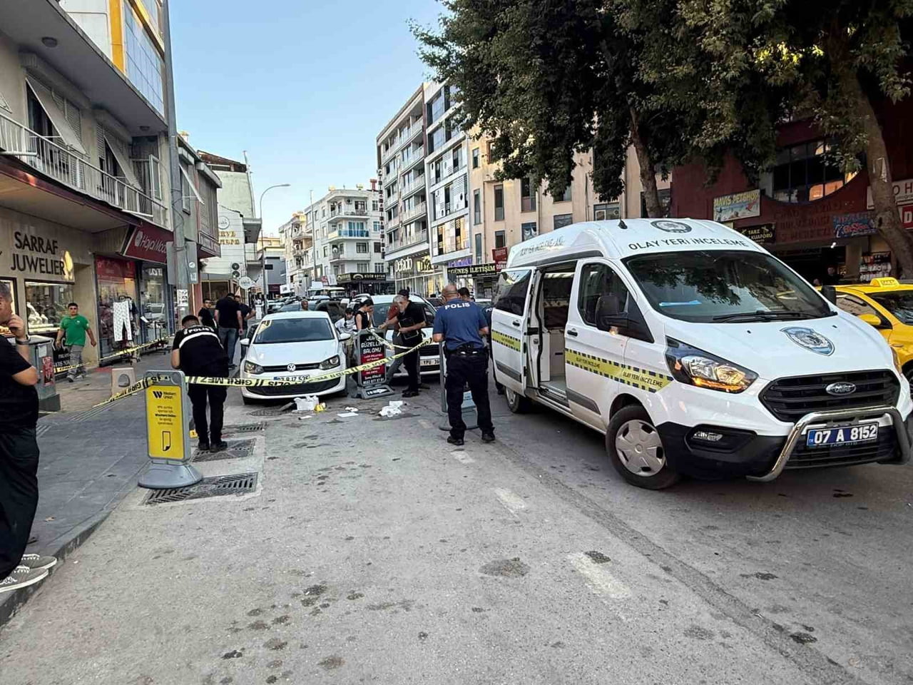 ANTALYA'NIN SERİK İLÇESİNDE PASTANEDEN ALDIĞI DOĞUM GÜNÜ PASTASIYLA ARACINA GİTTİĞİ SIRADA...