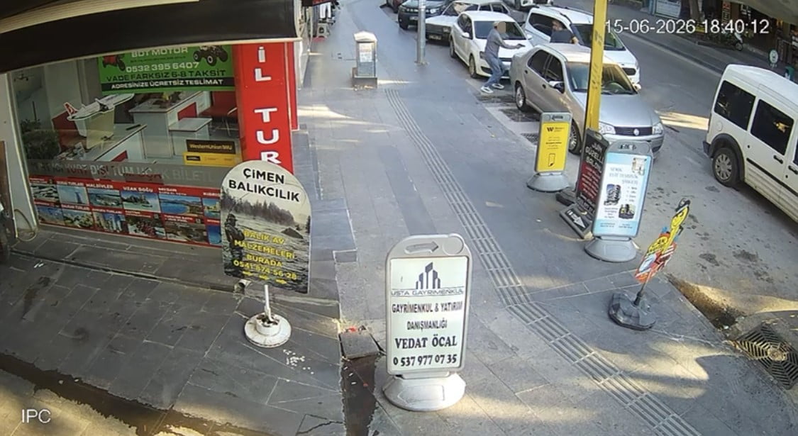 ANTALYA'NIN SERİK İLÇESİNDE PASTANEDEN ALDIĞI DOĞUM GÜNÜ PASTASIYLA YÜRÜYEN BİR KİŞİNİ ARKASINDAN...