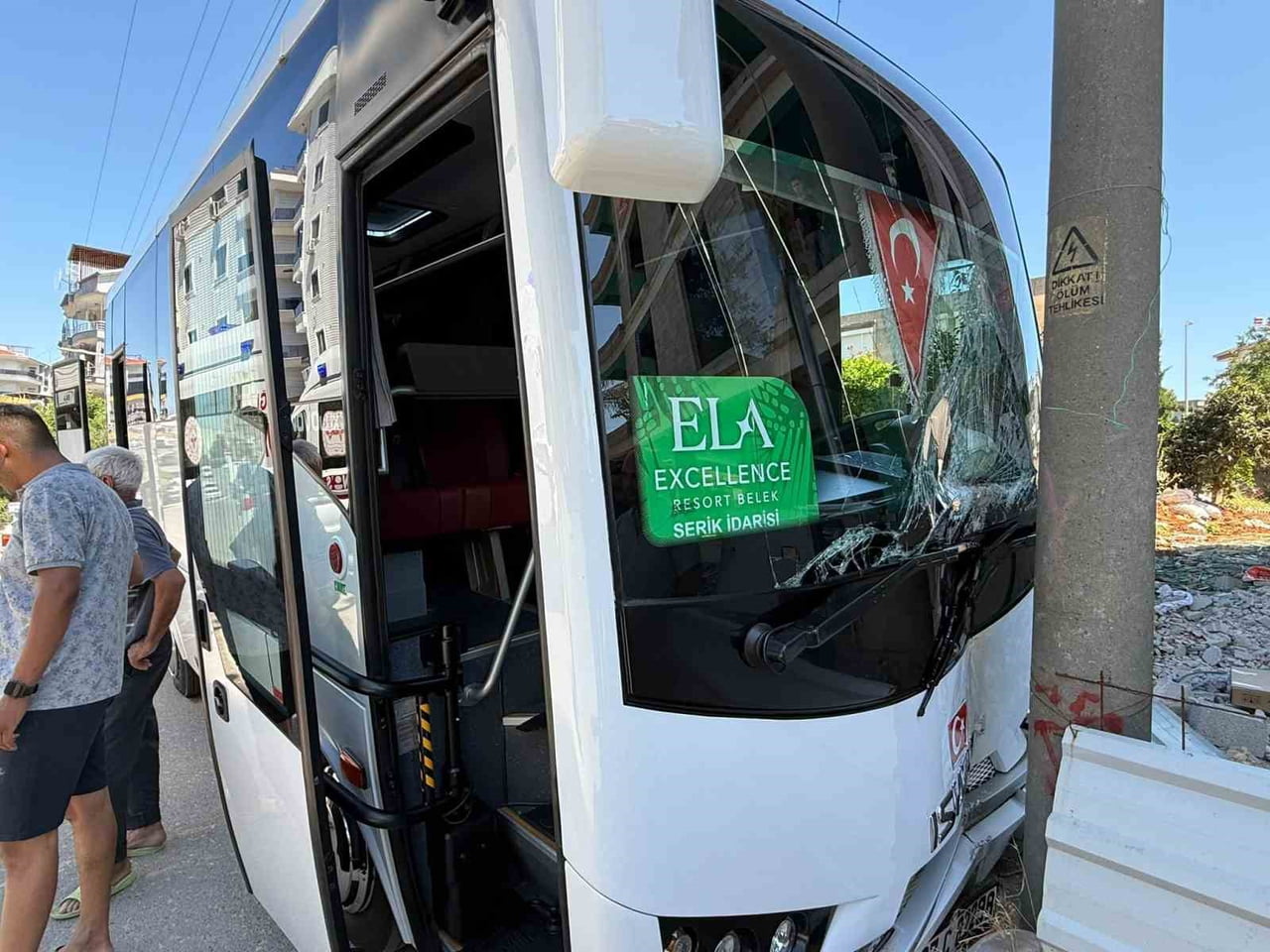 ANTALYA'NIN SERİK İLÇESİNDE SEYİR HALİNDEYKEN KALP KRİZİ GEÇİRDİĞİ DEĞERLENDİRİLEN SERVİS MİDİBÜSÜ...