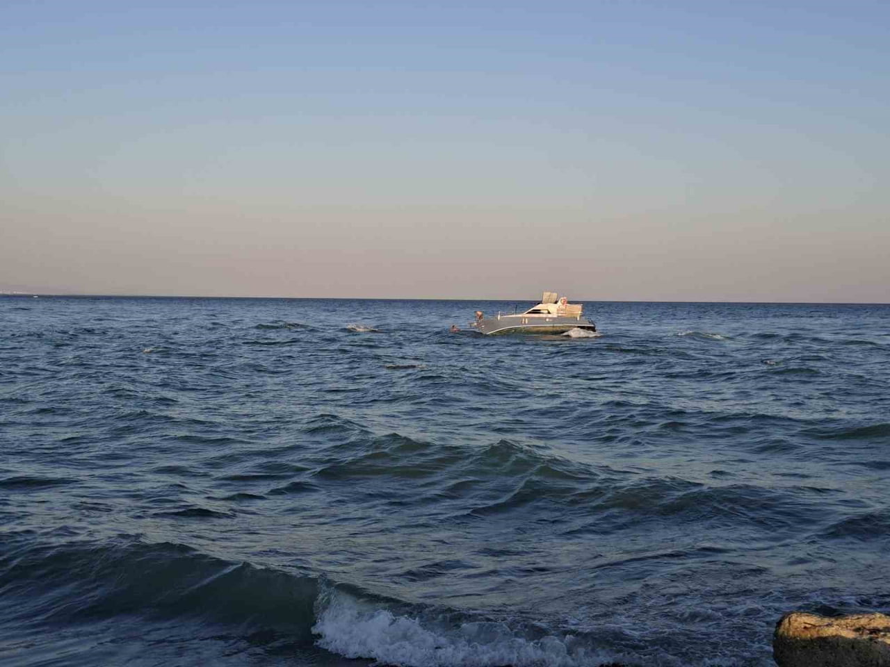 ANTALYA'NIN SERİK İLÇESİNE BAĞLI BOĞAZKENT SAHİLİ AÇIKLARINDAKİ SIĞLIK ALANDA KARAYA OTURAN GEZİ...