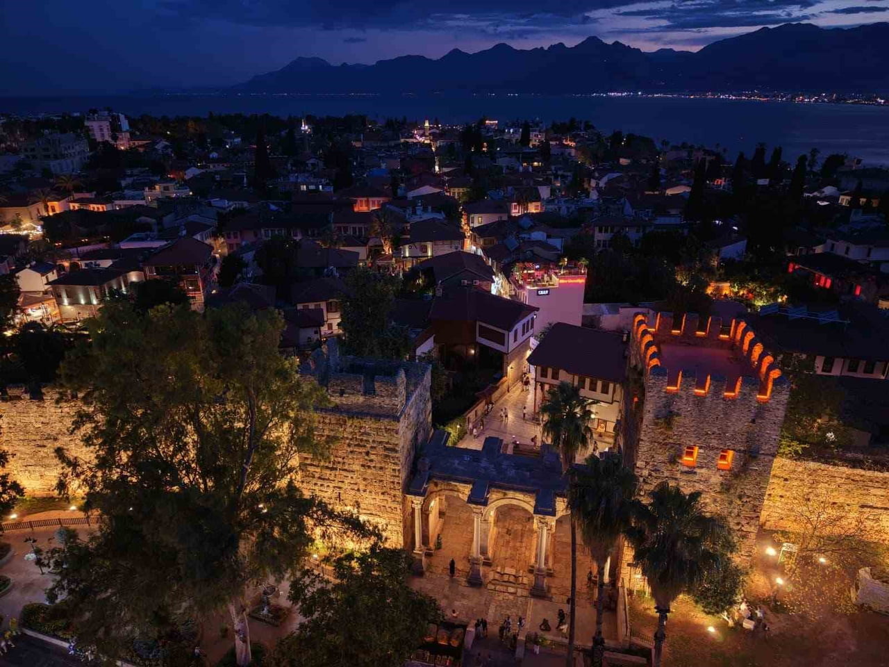 ANTALYA'NIN TARİHİ KALEİÇİ'NE AÇILAN SİMGE KAPILARINDAN OLAN ÜÇKAPILAR İLE BAĞLI OLDUĞU KULELER VE...