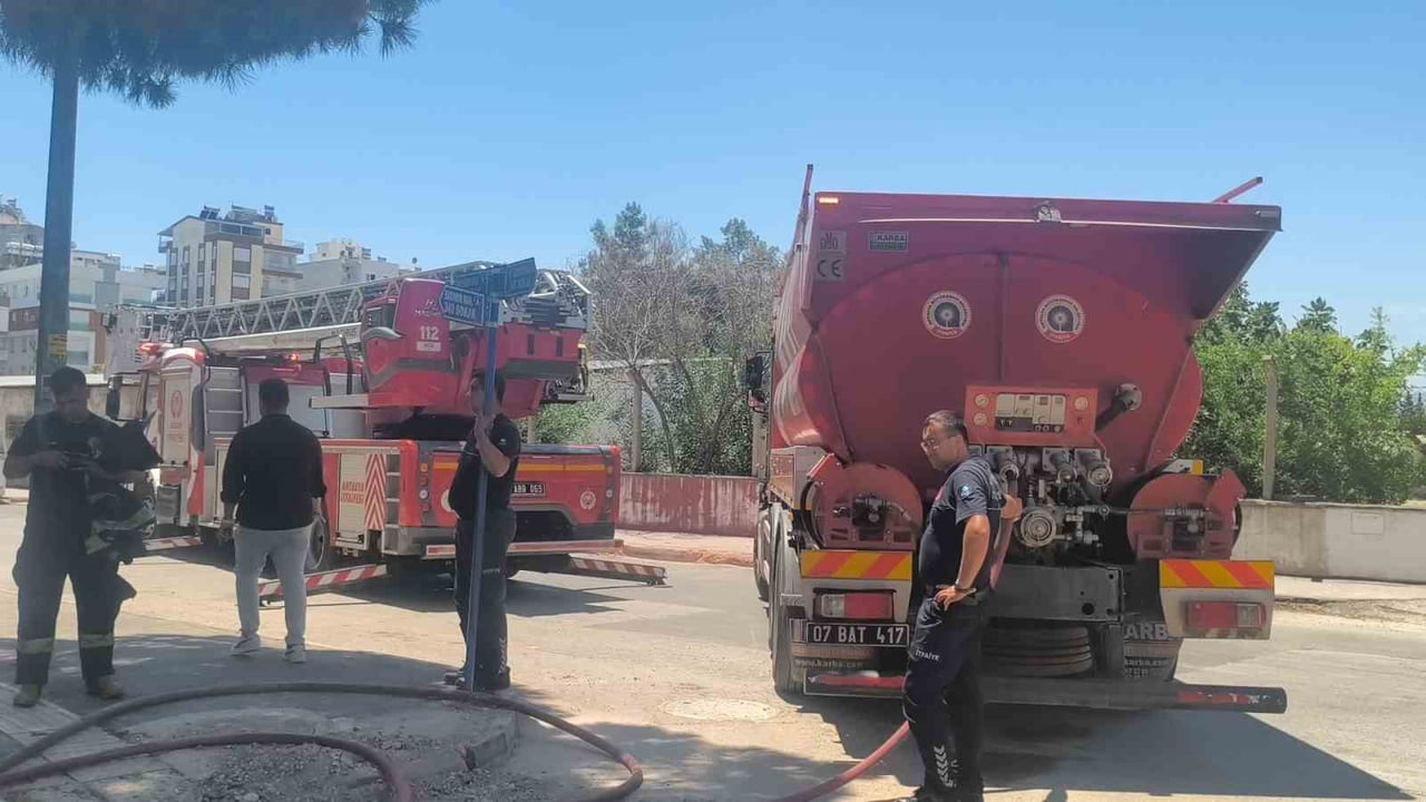 ANTALYA BÜYÜKŞEHİR BELEDİYESİ İTFAİYE DAİRE BAŞKANLIĞI’NA BAĞLI EKİPLER YANGINA MÜDAHALE...