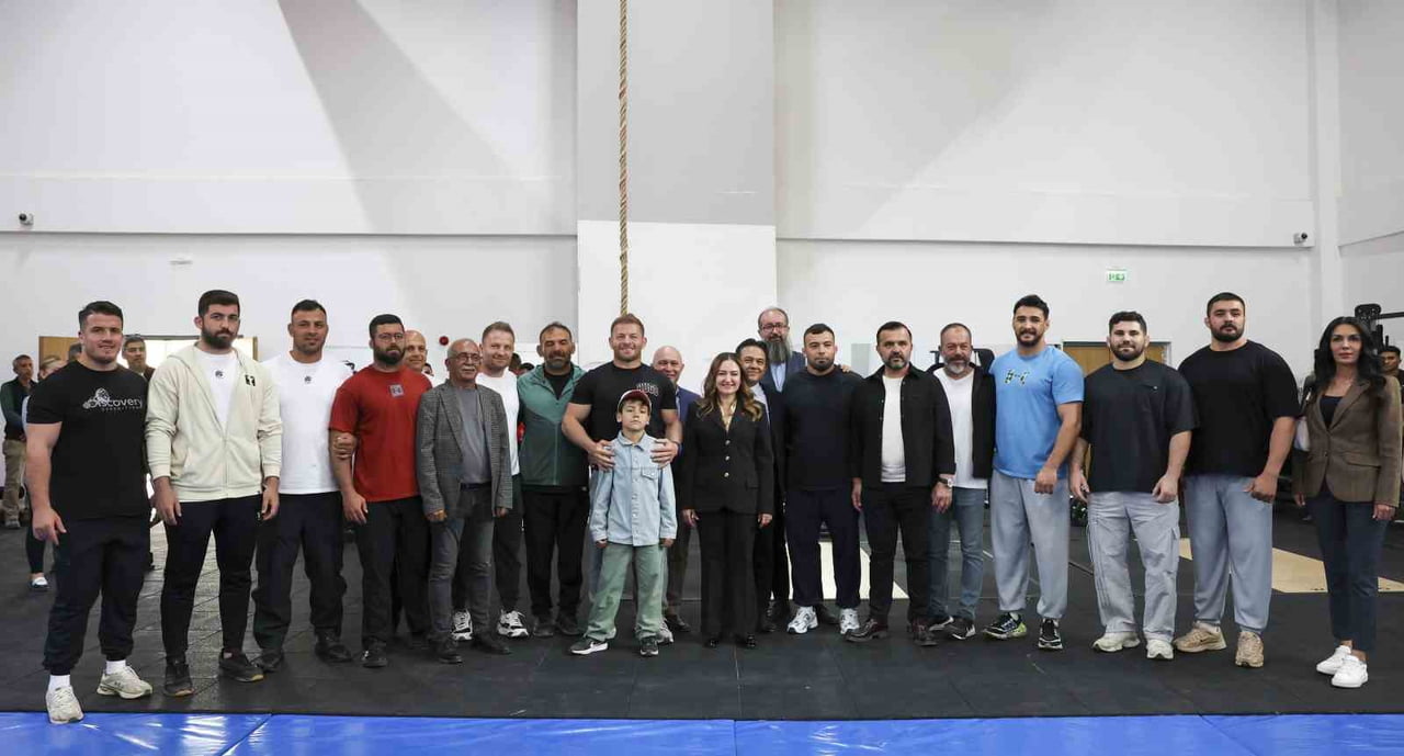 ANTALYA BÜYÜKŞEHİR BELEDİYESİ’NİN 11’İ BAŞPEHLİVAN OLMAK ÜZERE TOPLAM 100 GÜREŞÇİSİ SARAYİÇİ ER...