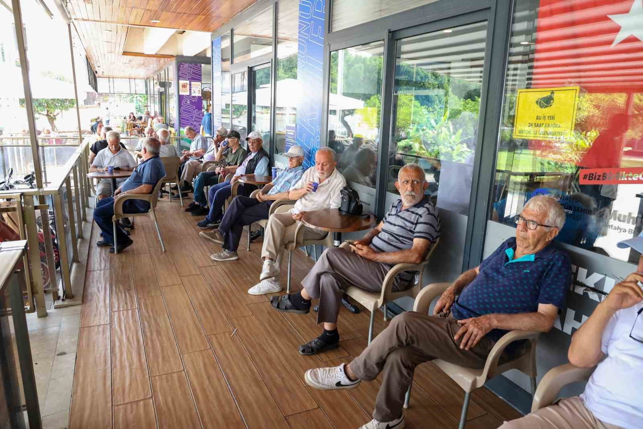 ANTALYA BÜYÜKŞEHİR BELEDİYESİ TARAFINDAN EMEKLİLERİN KULLANIMINA SUNULAN EMEKLİ KAHVELERİ, SUNDUĞU...