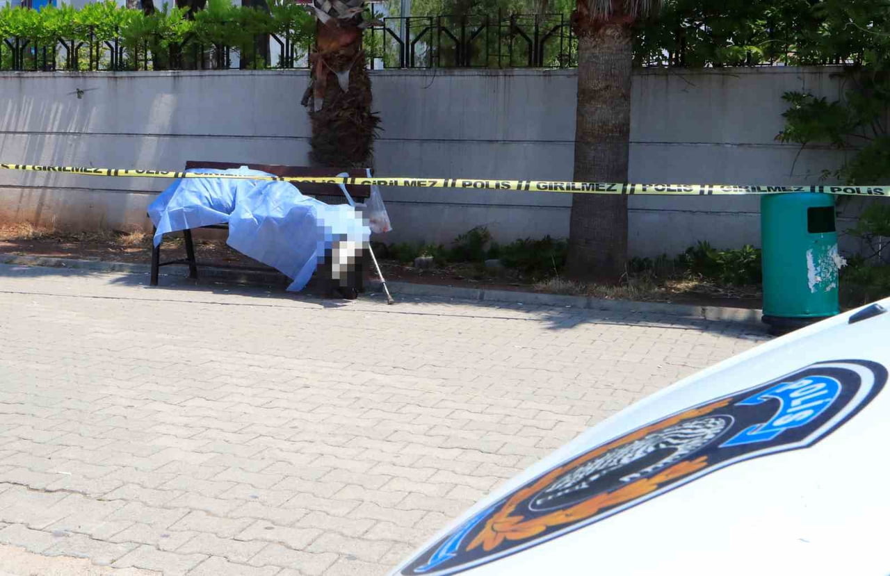 ANTALYA’DA 1 KİŞİ DURAKTA BULUNAN BANK ÜZERİNDE ÖLÜ BULUNDU. ŞAHSIN , SABAH SAATLERİNDE ADLİYEDEKİ...