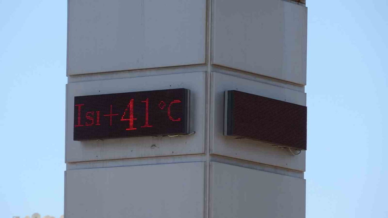 ANTALYA’DA ARTAN HAVA SICAKLIKLARI ETKİSİNİ GÖSTERMEYE DEVAM EDERKEN TERMOMETRELER 41 DERECEYİ...