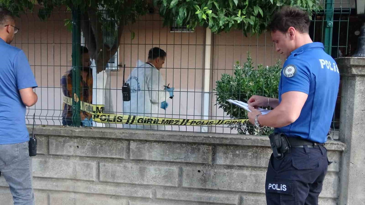 ANTALYA’DA BİR EVİN BAHÇESİNDE HAREKETSİZ YATAN 51 YAŞINDAKİ RUS TURİSTİN HAYATINI KAYBETTİĞİ...