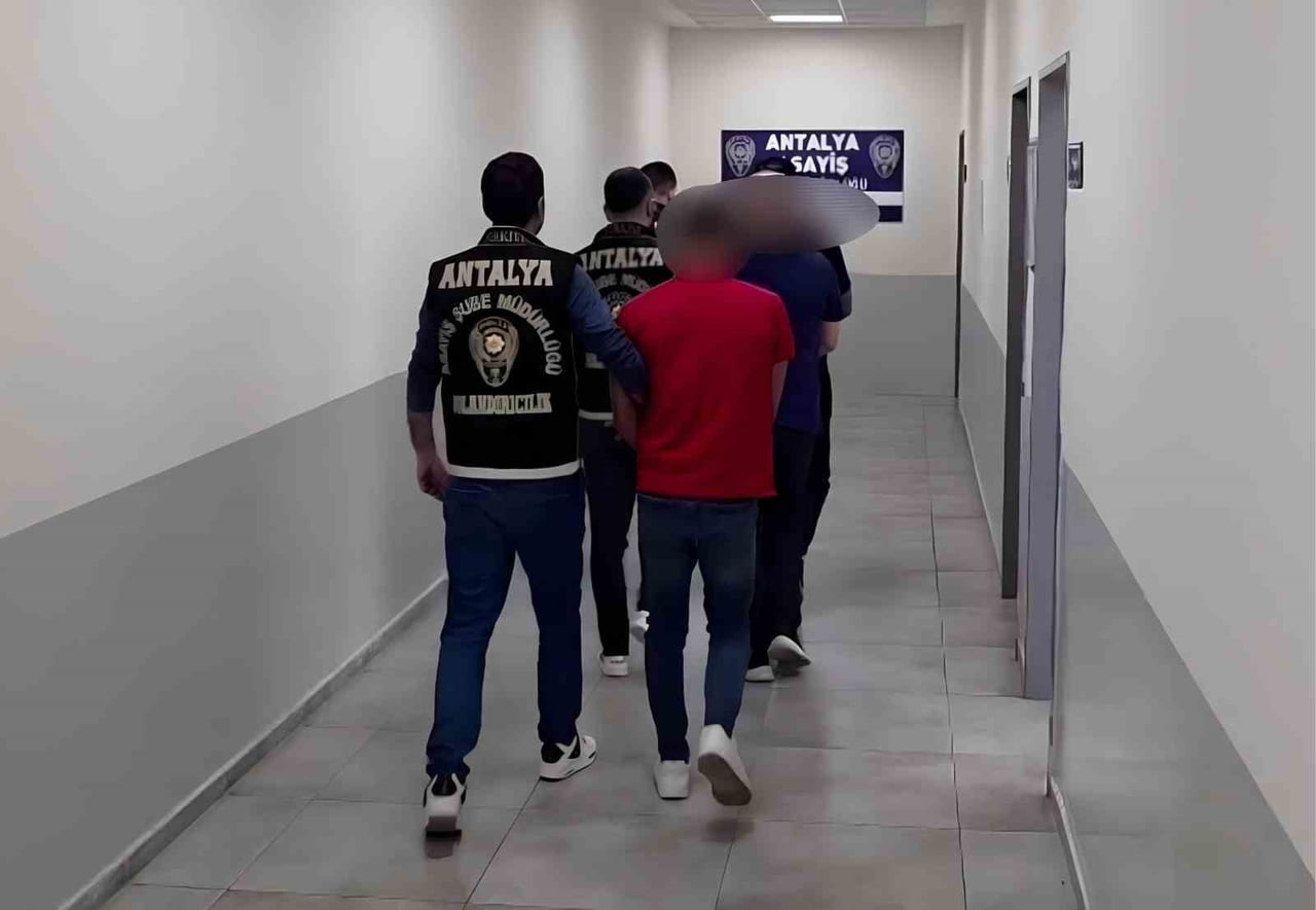 ANTALYA’DA, ÇEK KARŞILIĞINDA ALINAN 1 MİLYON 225 BİN LİRA DEĞERİNDE SERAMİK MALZEMELERİNİN...
