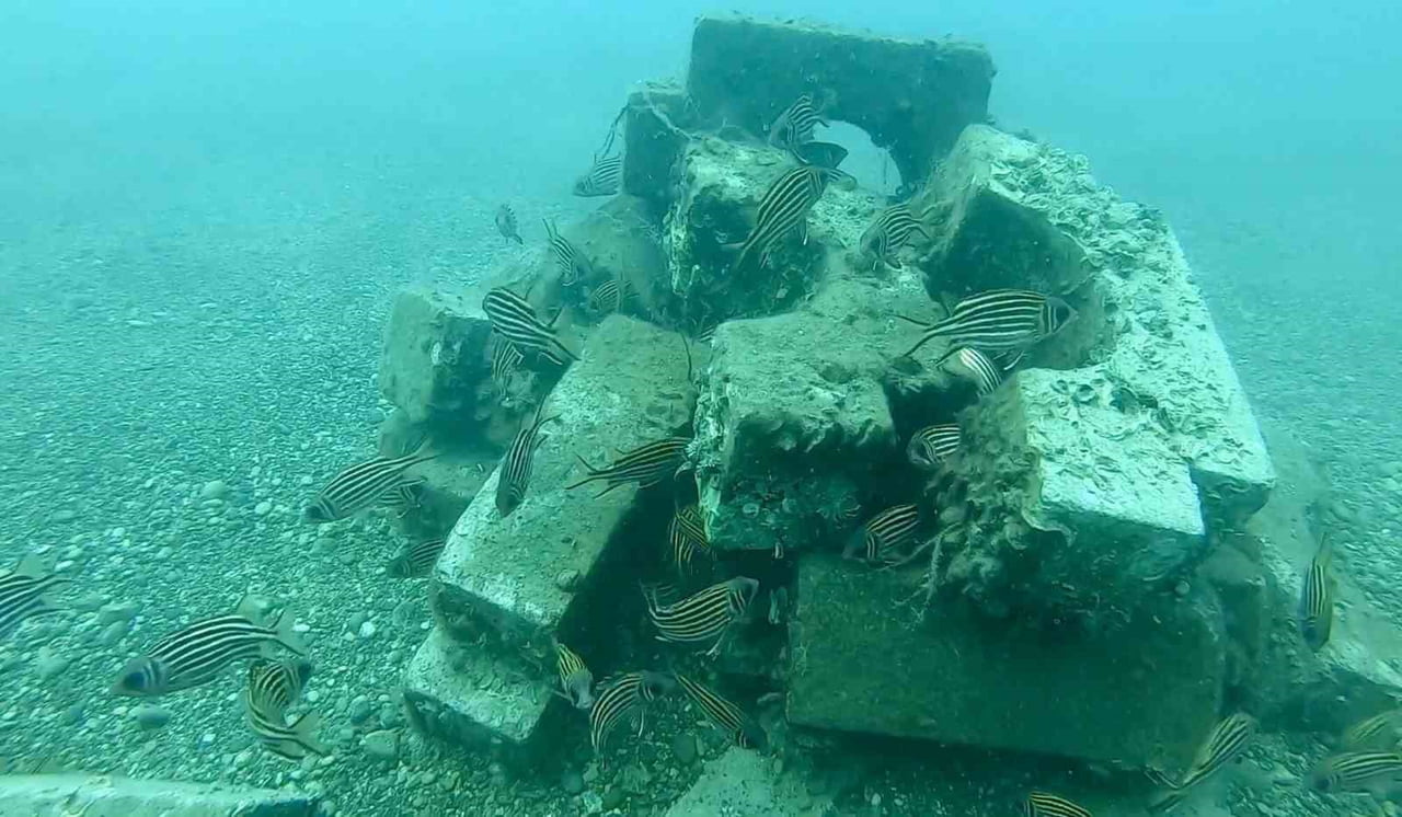 ANTALYA’DA DENİZE DÜŞEN BETON AĞIRLIKLARI BİR NOKTADA TOPLAYARAK KÜÇÜK BİR YAPAY RESİF...