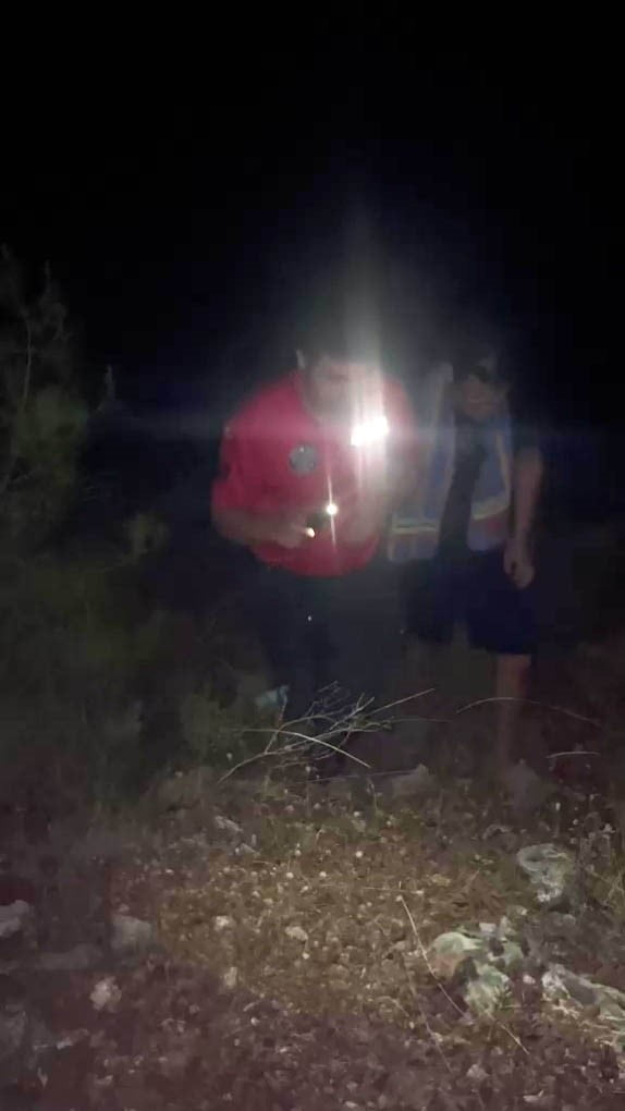 ANTALYA’DA DOĞA YÜRÜYÜŞÜ İÇİN GİTTİKLERİ ORMANLIK ALANDA YOLLARINI KAYBEDEREK MAHSUR KALAN 4...