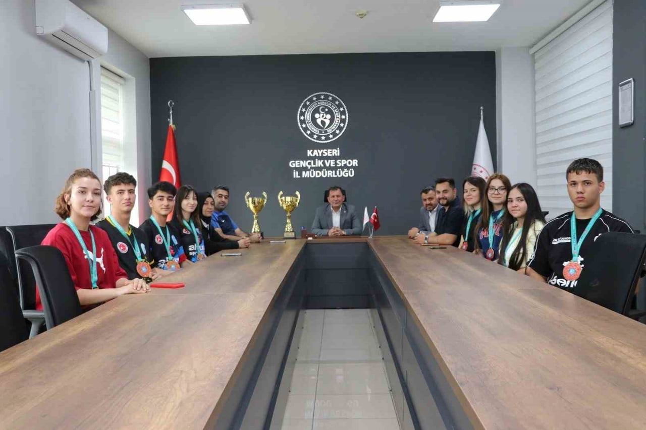 ANTALYA’DA DÜZENLENEN KİCK BOKS DÜNYA KUPASI, 43 ÜLKEDEN 2 BİN 985 SPORCUNUN KATILIMIYLA BÜYÜK BİR...