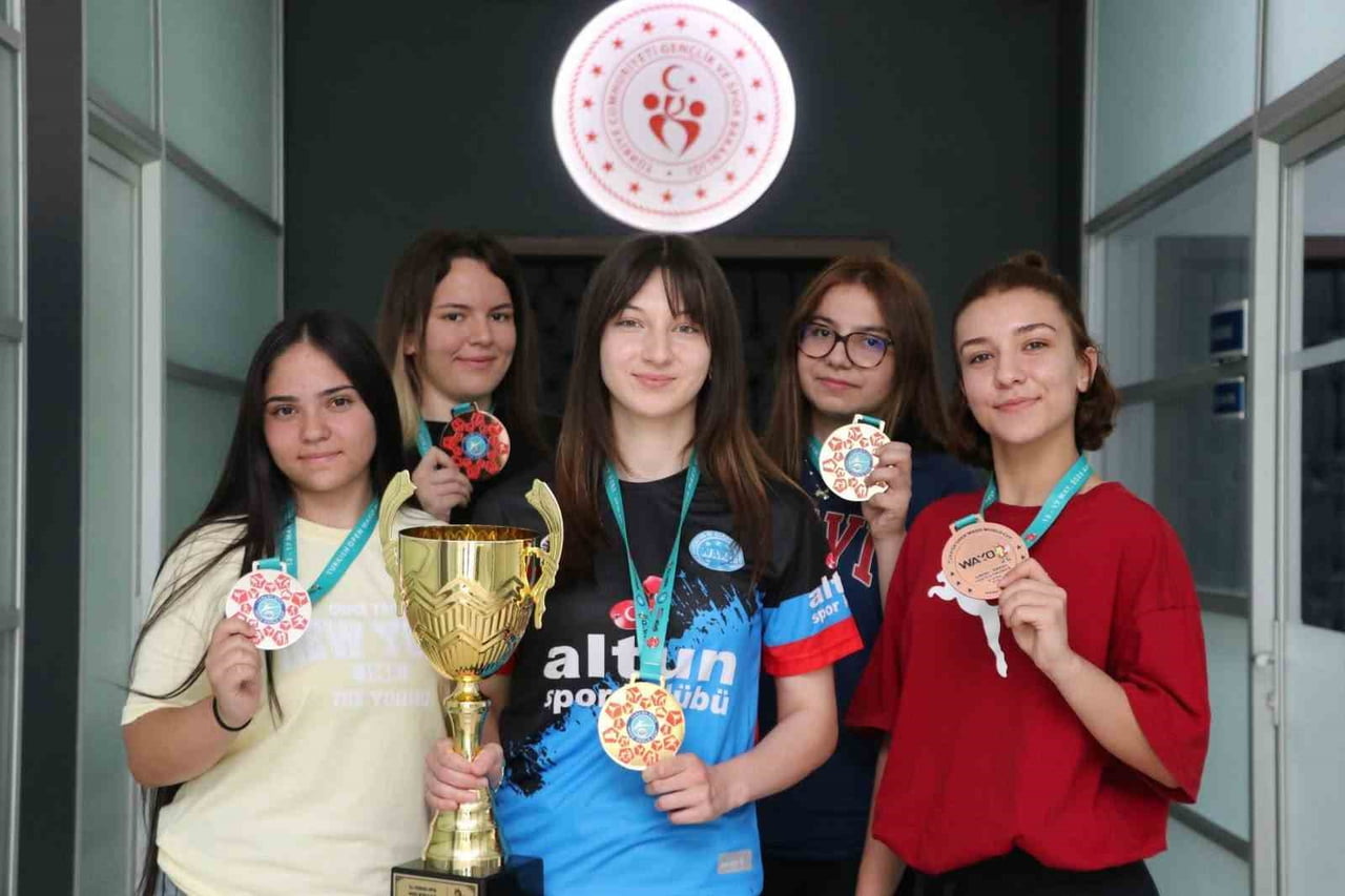 ANTALYA’DA DÜZENLENEN KİCK BOKS DÜNYA KUPASI’NDA KAYSERİ’Yİ TEMSİL EDEN SPORCULAR 2 ALTIN, 3 GÜMÜŞ...