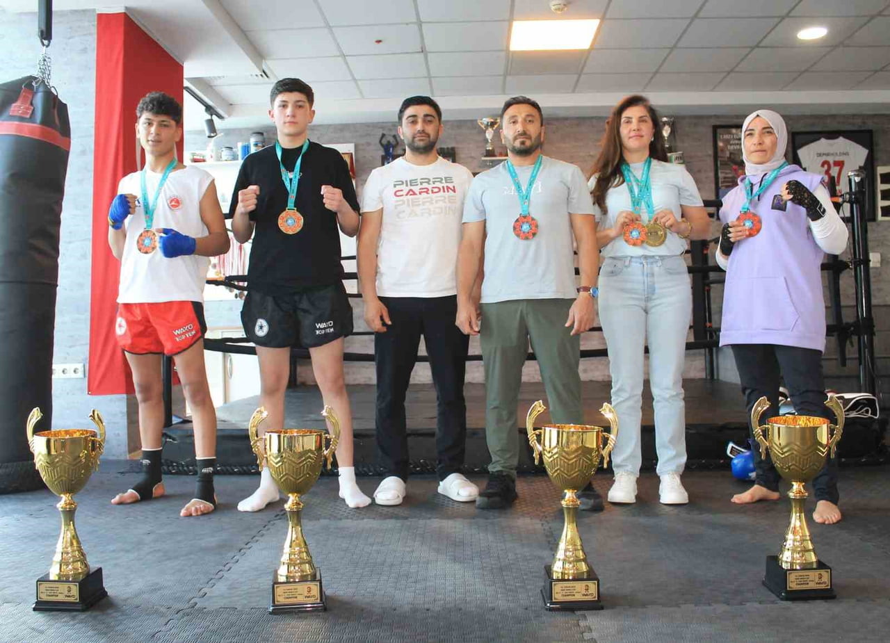 ANTALYA’DA DÜZENLENEN VE 43 ÜLKEDEN YAKLAŞIK 3 BİN SPORCUNUN KATILDIĞI WAKO KİCK BOKS DÜNYA...
