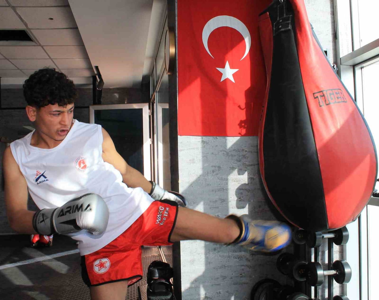 ANTALYA’DA DÜZENLENEN VE 43 ÜLKEDEN YAKLAŞIK 3 BİN SPORCUNUN KATILDIĞI WAKO KİCK BOKS DÜNYA...