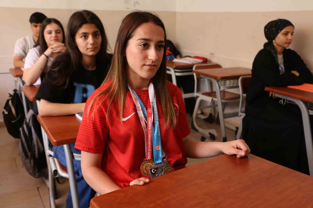 ANTALYA’DA DÜZENLENEN WAKO WORLD CUP ŞAMPİYONASI’NDA 48 KİLO GENÇ BAYANLAR FULL CONTACT...