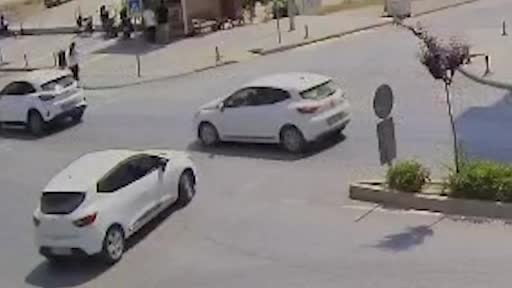 Antalya’da göz göre göre yaşanan çarpışma kamerada