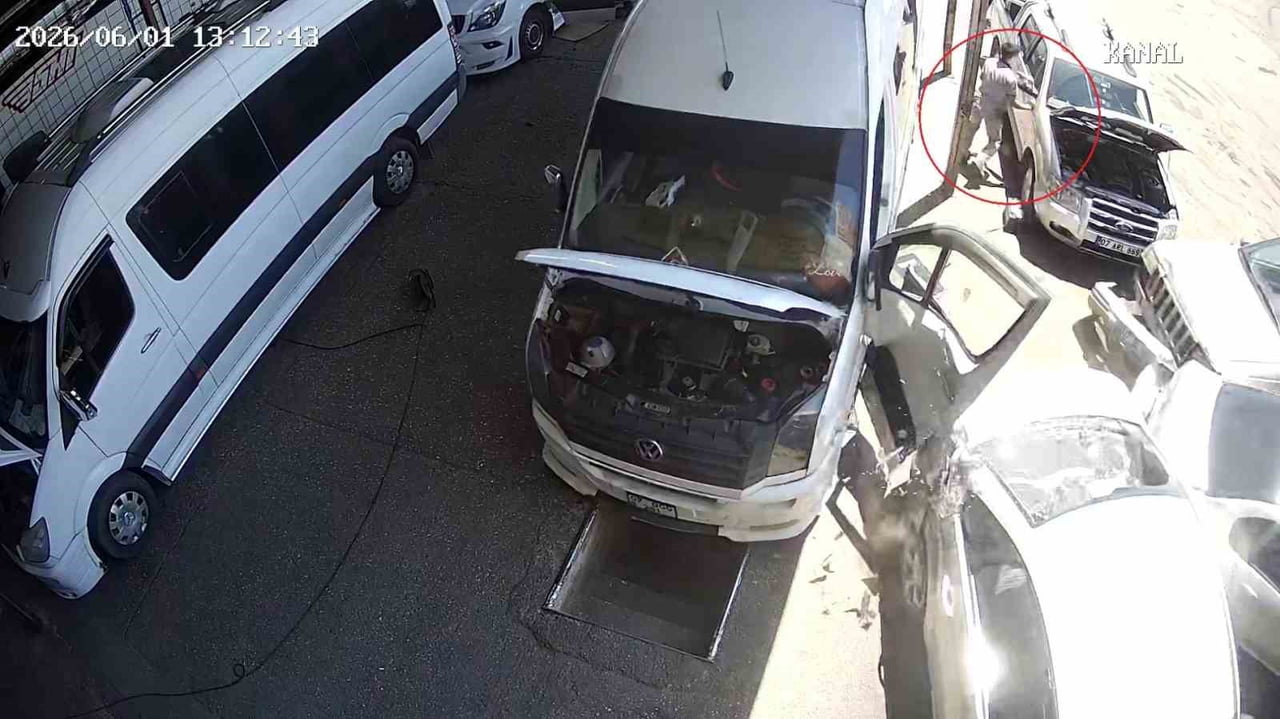 ANTALYA’DA KONTROLDEN ÇIKAN OTOMOBİL ORTALIĞI SAVAŞ ALANINA ÇEVİRDİ. ÖNCE PETROL İSTASYONUNDA...